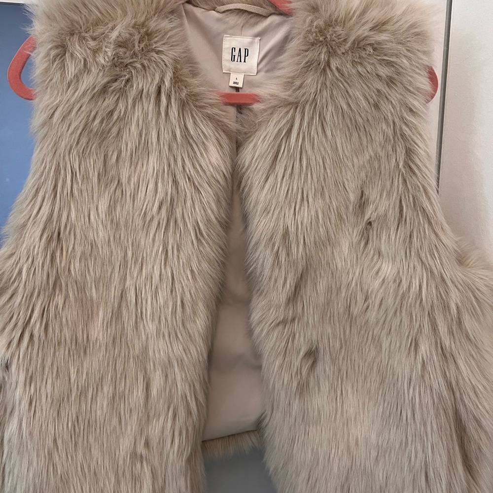 GAP Faux Fur Vest in Cream